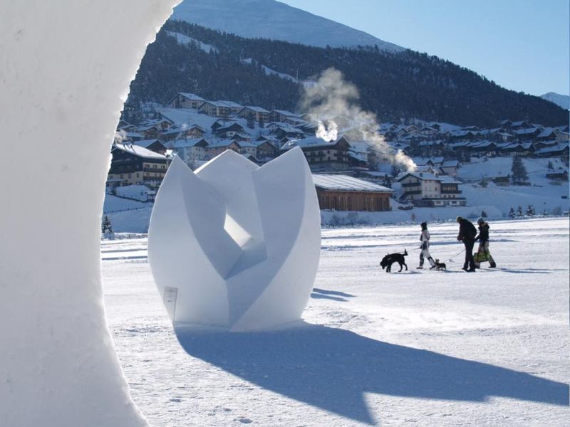 <b><i>Grande Tulipano</i></b> , 2009, snow, 300x300x300, Livigno (Italy)