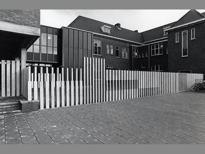 <b><i>Vormgeving buitenmuur/hekwerk</i></b>, 1976, gegalvaniseerd staal /metselwerk , Gymlokalen Dordrecht  i.s.m Evert van Lopik