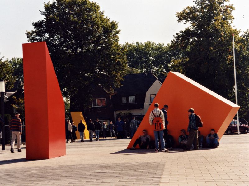 <b><i>Pleinobject</i></b>, 1996, ,gecoat staal,3 blokken 100x250x400 cm, Scholengemeenschap Merenwaarden, Gorinchem  