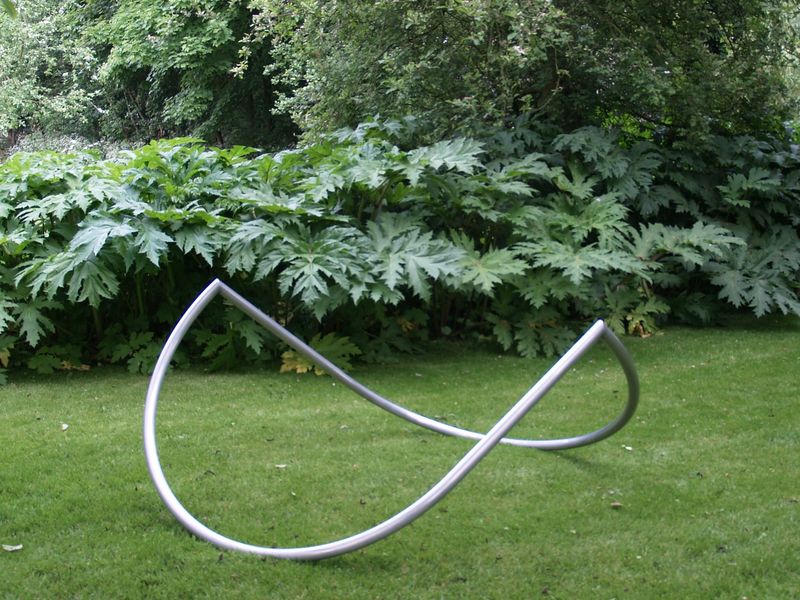 <b><i>Gevouwen ellips</i></b>, 1995 aluminium  150 cm
