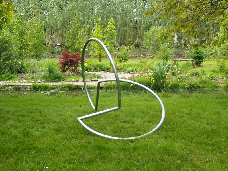 <b><i>Geschakelde cirkel segmenten</i></b>, 1995, aluminium  150 cm  