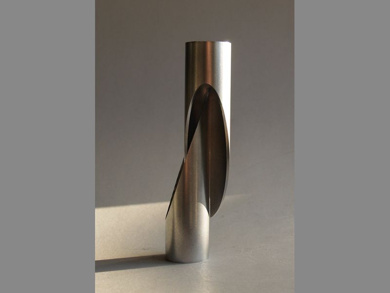 <b><i>Schuine deellijn halve draai</i></b>, 2010, model  gecoat staal   3x20cm 