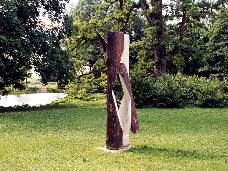 <b><i>Snake Tree</i></b>, 2001,Larix hout, 220x80x 60 cm, Sagadi (Estonia) 
