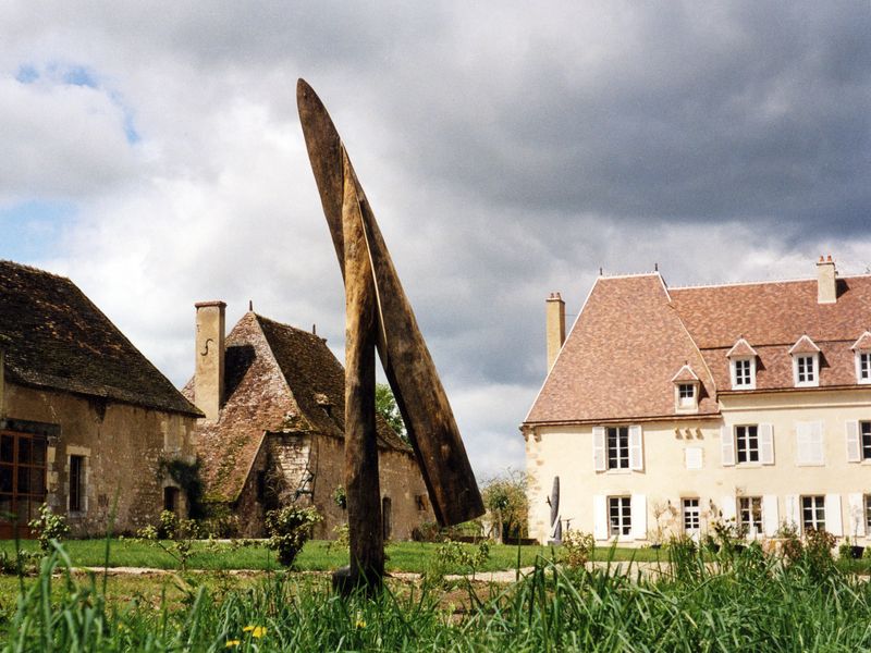 <b><i>Signum I</i></b>, 2000, Grenenhout, 250 cm  40 cm, Les jardins de Drulon, (France)