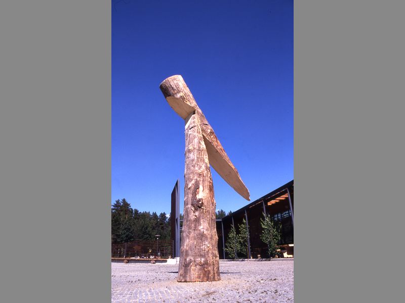 <b><i>Honour to the Finish sun, 1997</i></b>, Fins grenenhout,   80 x450cm, 'Lusto the Finnish forest museum' Savolinna (Finland)