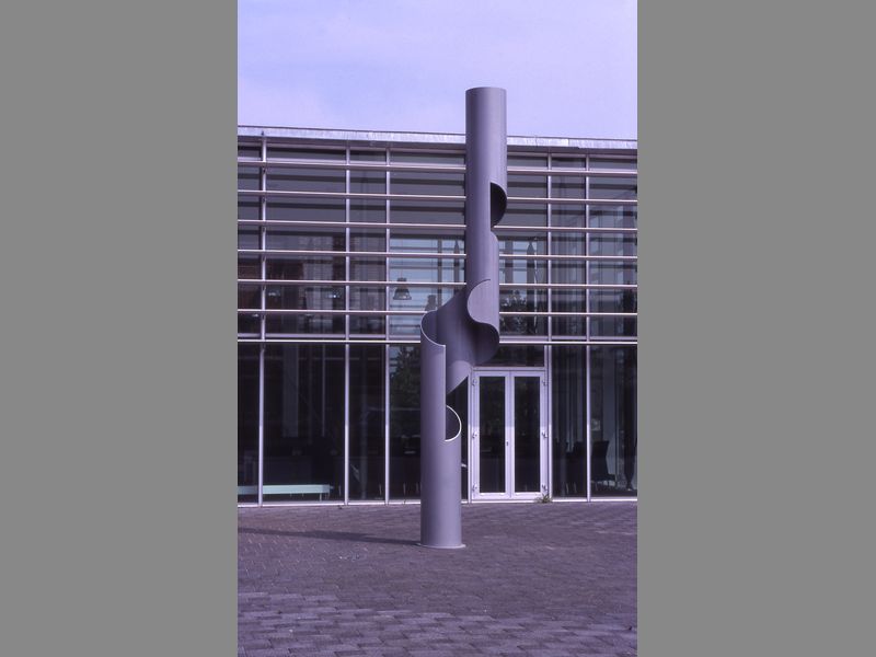 <b><i>Signum III</i></b>,  2003,gecoat staal, 550 cm hoog  50  Gemeentehuis Rhenen  